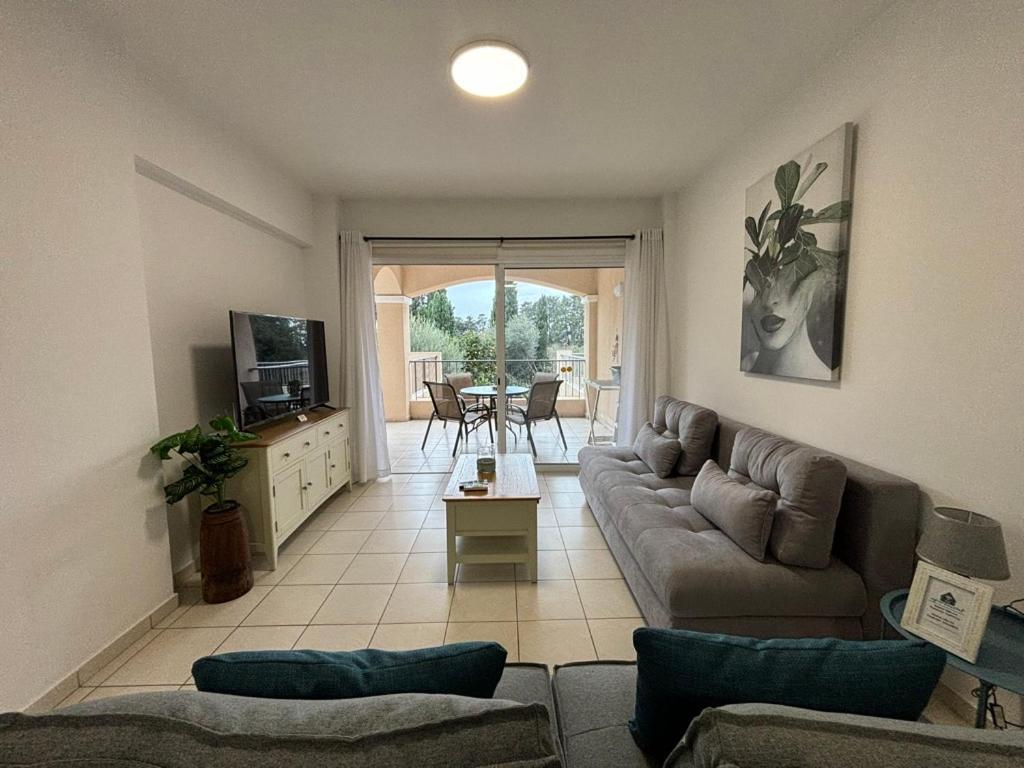 Cozy Apartment In Paphos Beautiful Complex Exterior photo
