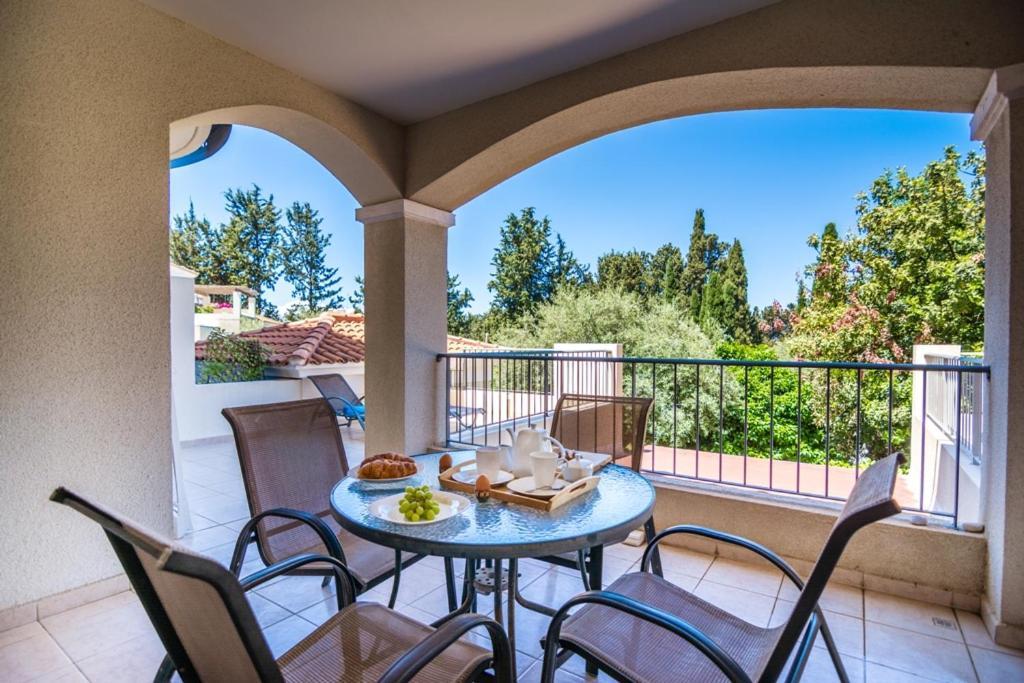 Cozy Apartment In Paphos Beautiful Complex Exterior photo